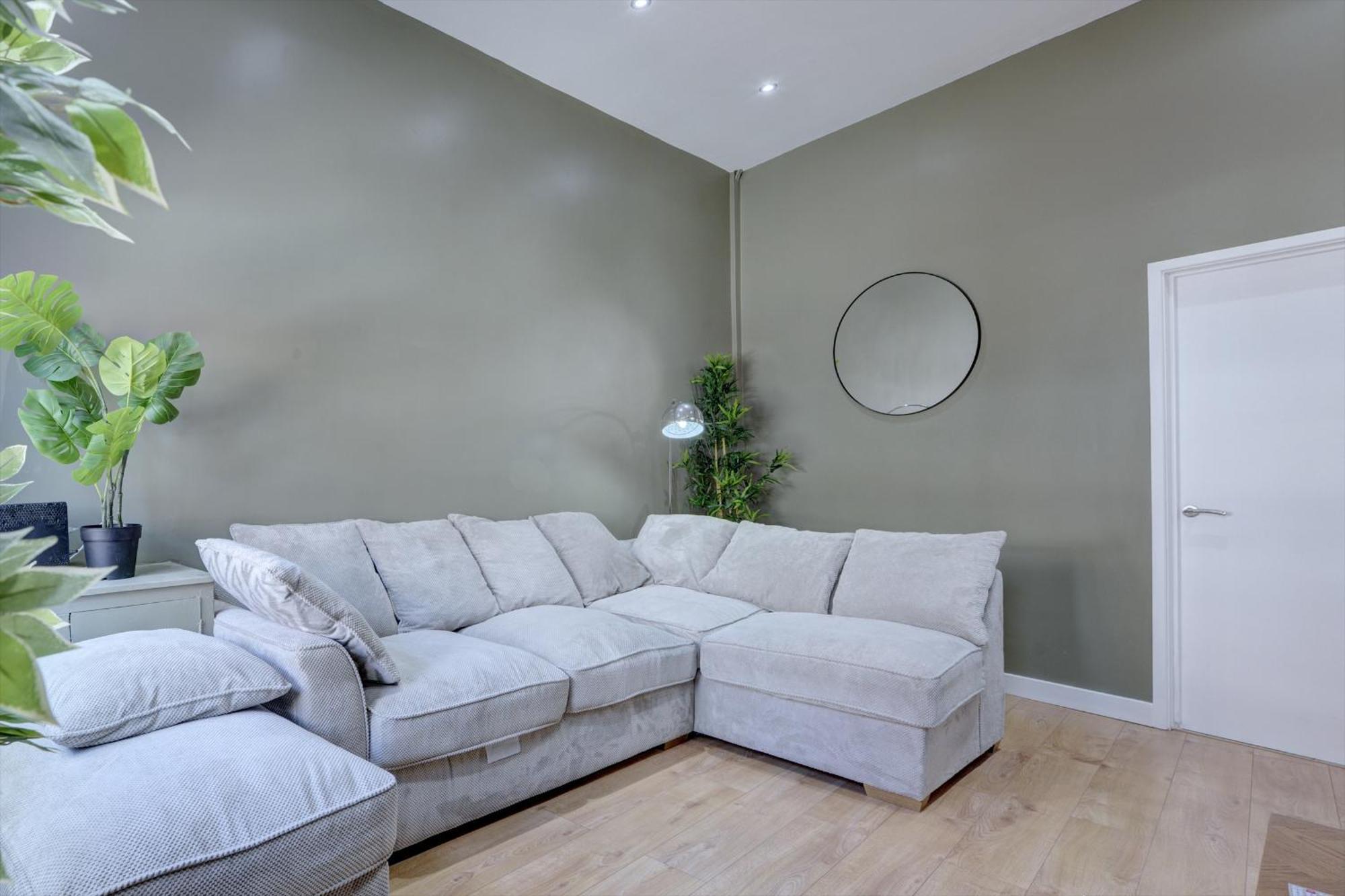 4 Bedrooms Homely House With Garden- Sleeps 9 Comfortably With 6 Comfortable Beds, Free Street Parking, Business Travellers, Contractors, & Holiday-Goers, Coventry, Near All Major Transport Links In Coventry And Motorway Εξωτερικό φωτογραφία