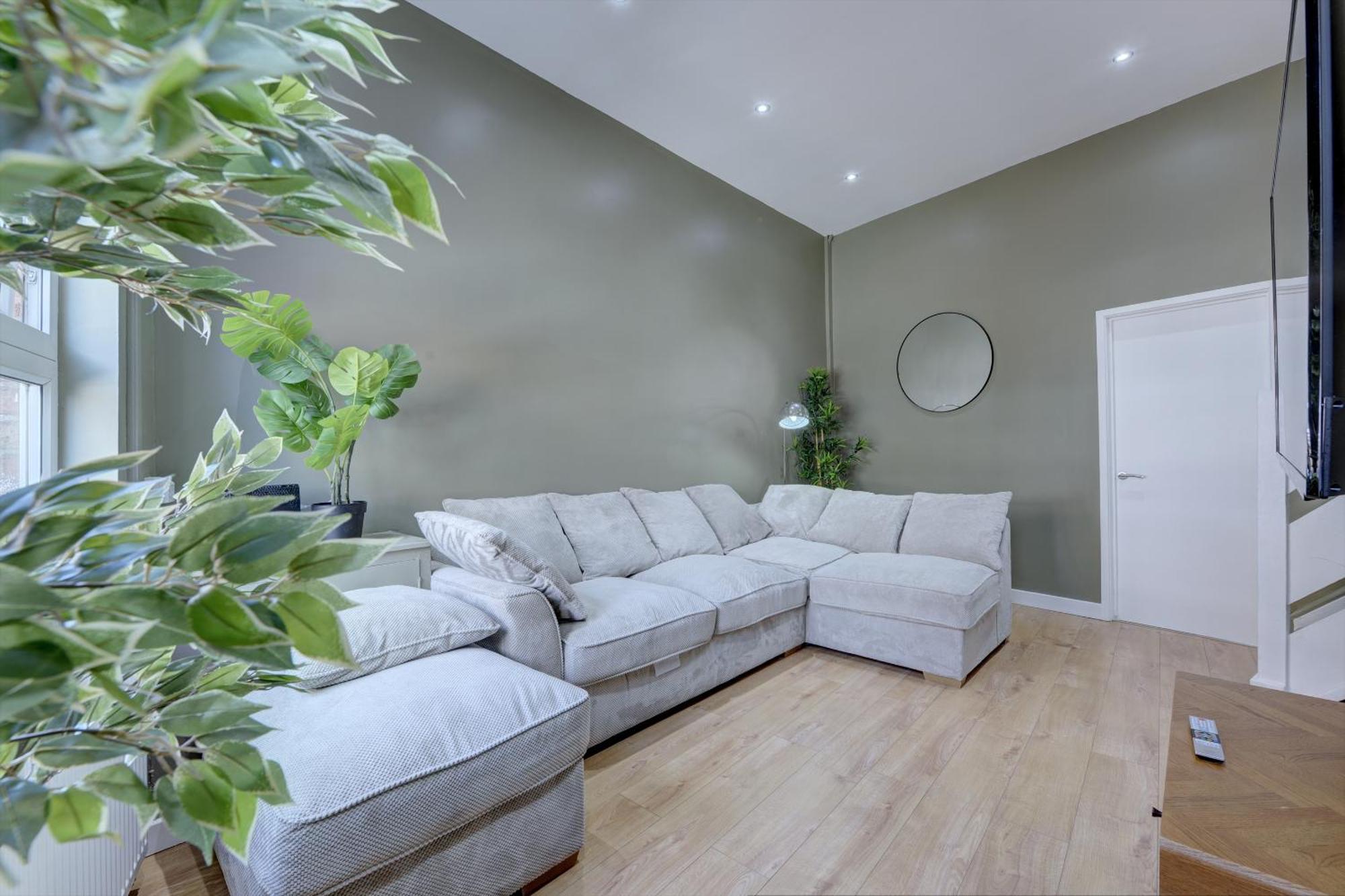 4 Bedrooms Homely House With Garden- Sleeps 9 Comfortably With 6 Comfortable Beds, Free Street Parking, Business Travellers, Contractors, & Holiday-Goers, Coventry, Near All Major Transport Links In Coventry And Motorway Εξωτερικό φωτογραφία