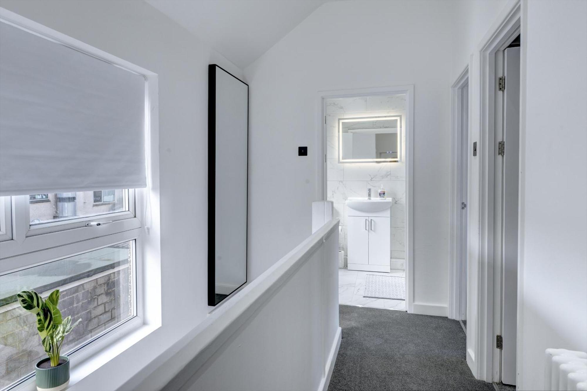 4 Bedrooms Homely House With Garden- Sleeps 9 Comfortably With 6 Comfortable Beds, Free Street Parking, Business Travellers, Contractors, & Holiday-Goers, Coventry, Near All Major Transport Links In Coventry And Motorway Εξωτερικό φωτογραφία