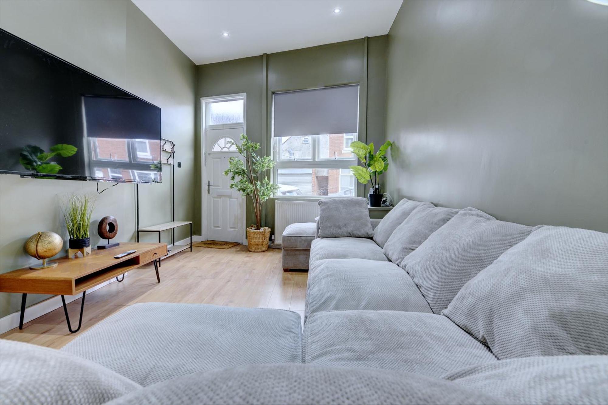 4 Bedrooms Homely House With Garden- Sleeps 9 Comfortably With 6 Comfortable Beds, Free Street Parking, Business Travellers, Contractors, & Holiday-Goers, Coventry, Near All Major Transport Links In Coventry And Motorway Εξωτερικό φωτογραφία