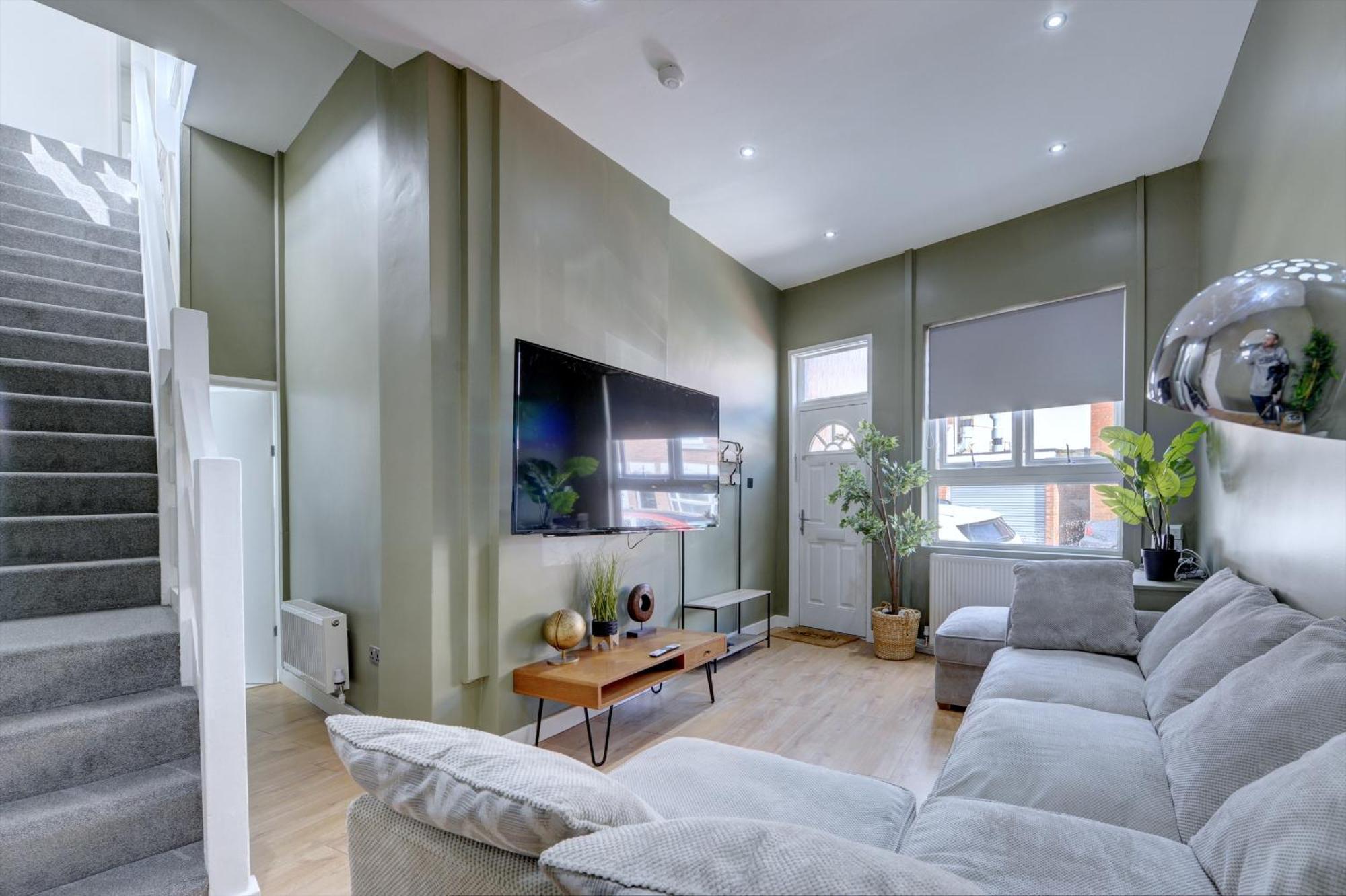 4 Bedrooms Homely House With Garden- Sleeps 9 Comfortably With 6 Comfortable Beds, Free Street Parking, Business Travellers, Contractors, & Holiday-Goers, Coventry, Near All Major Transport Links In Coventry And Motorway Εξωτερικό φωτογραφία