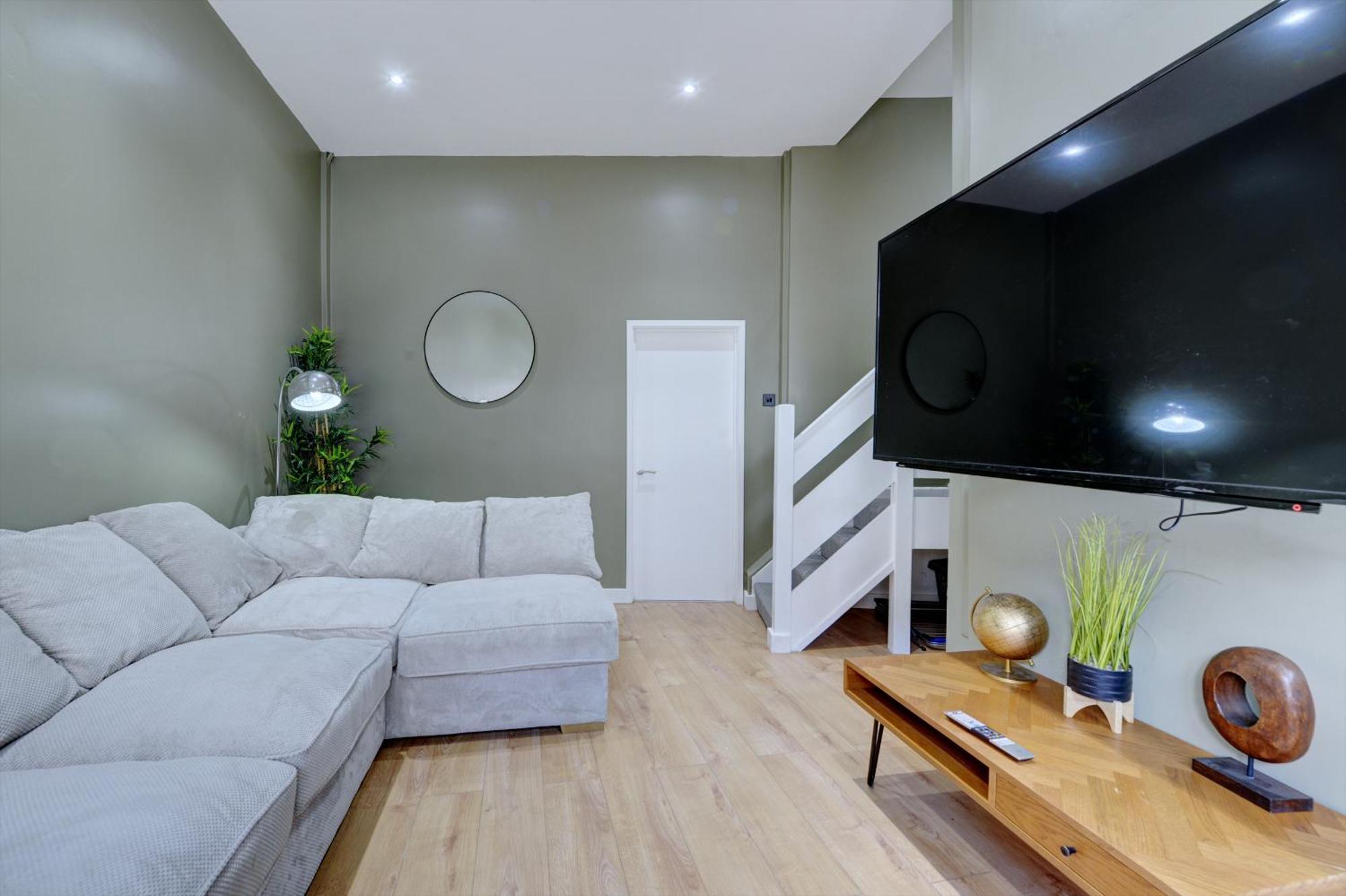 4 Bedrooms Homely House With Garden- Sleeps 9 Comfortably With 6 Comfortable Beds, Free Street Parking, Business Travellers, Contractors, & Holiday-Goers, Coventry, Near All Major Transport Links In Coventry And Motorway Εξωτερικό φωτογραφία