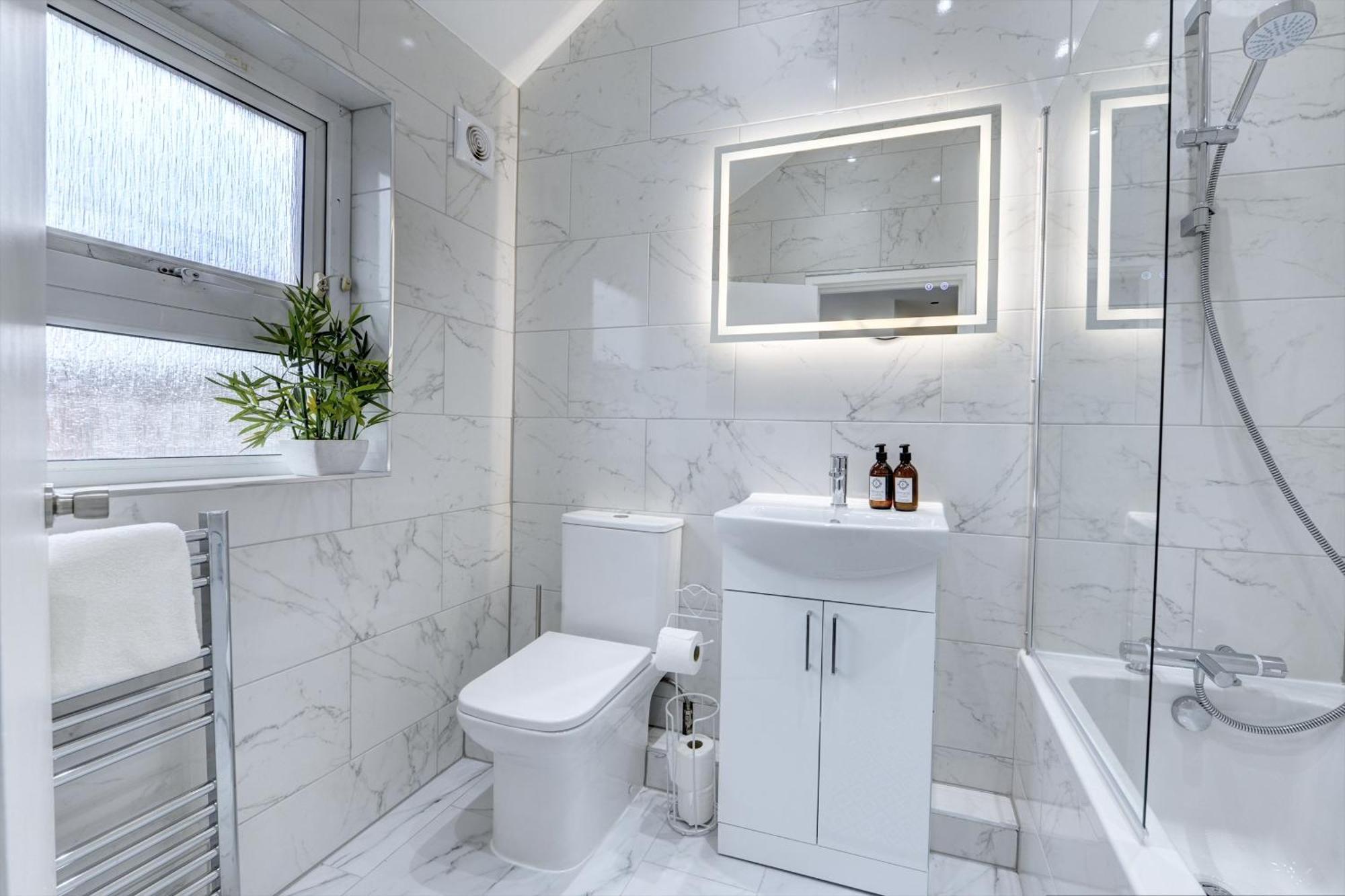 4 Bedrooms Homely House With Garden- Sleeps 9 Comfortably With 6 Comfortable Beds, Free Street Parking, Business Travellers, Contractors, & Holiday-Goers, Coventry, Near All Major Transport Links In Coventry And Motorway Εξωτερικό φωτογραφία
