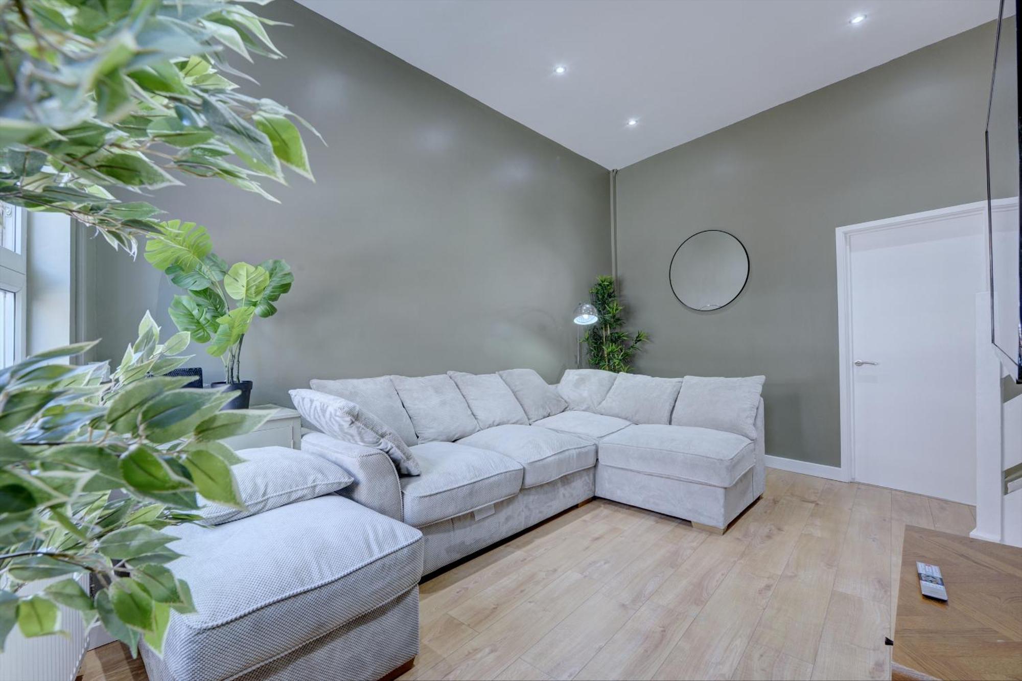 4 Bedrooms Homely House With Garden- Sleeps 9 Comfortably With 6 Comfortable Beds, Free Street Parking, Business Travellers, Contractors, & Holiday-Goers, Coventry, Near All Major Transport Links In Coventry And Motorway Εξωτερικό φωτογραφία