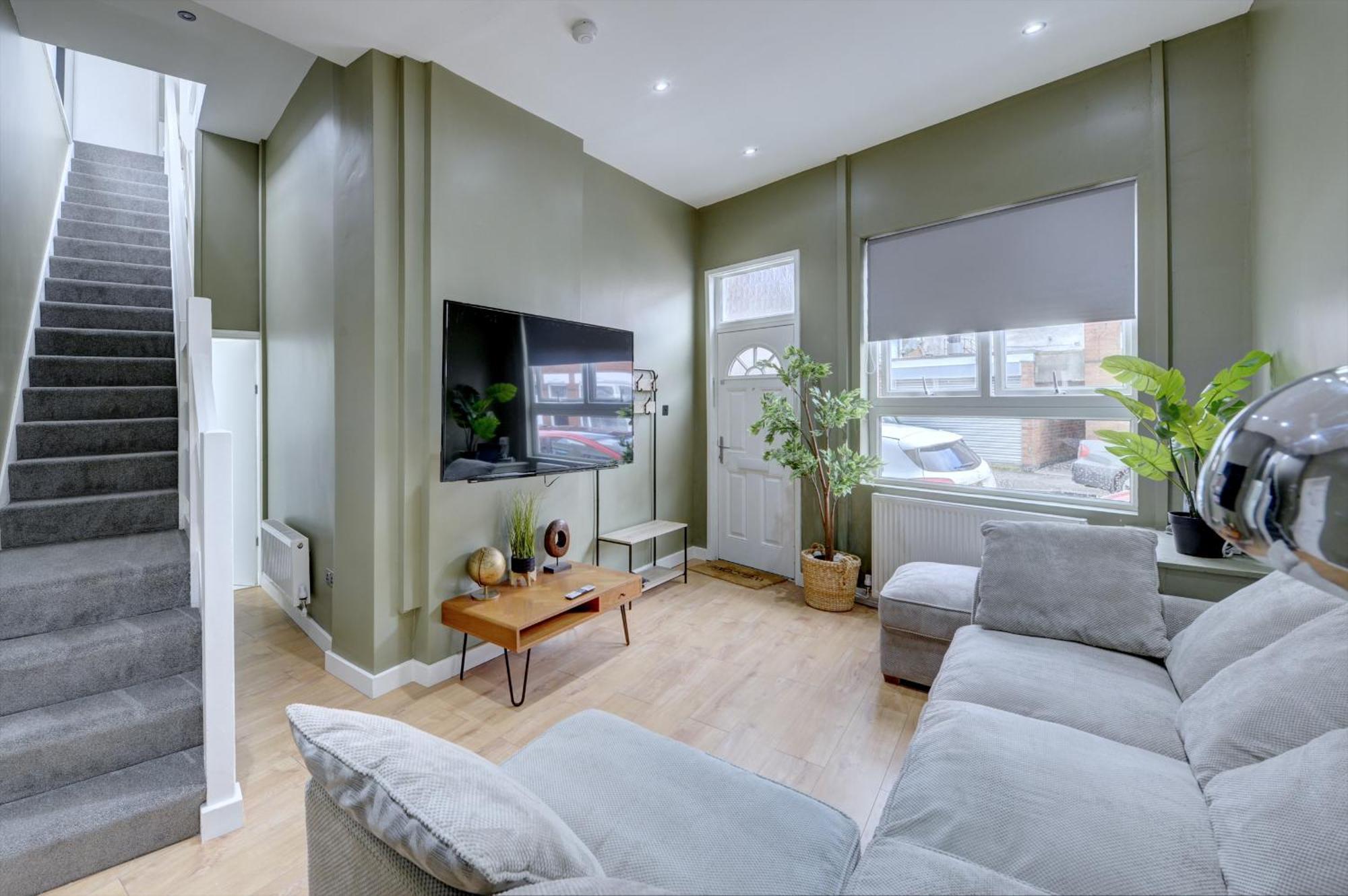 4 Bedrooms Homely House With Garden- Sleeps 9 Comfortably With 6 Comfortable Beds, Free Street Parking, Business Travellers, Contractors, & Holiday-Goers, Coventry, Near All Major Transport Links In Coventry And Motorway Εξωτερικό φωτογραφία
